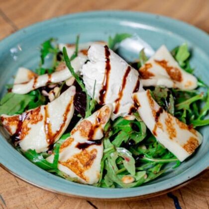 Салат с запеченной свеклой и халуми