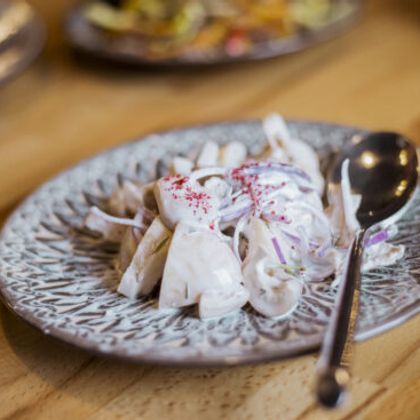 Грузди с луком и сметаной