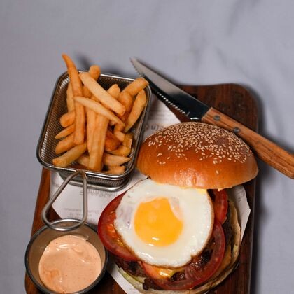 «Бургер с яйцом и луком»