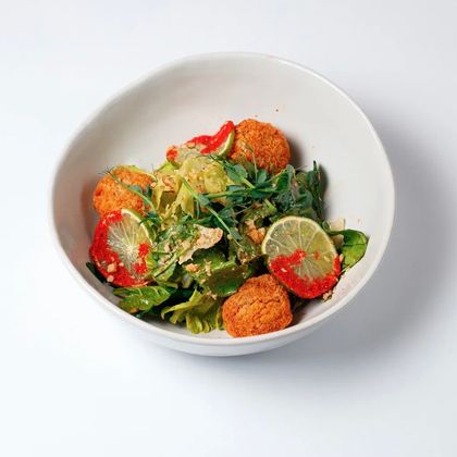 Салат с крокетами из семги