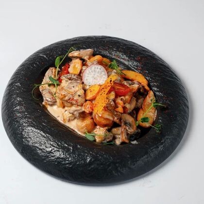 Говядина в сливочном соусе и грибами