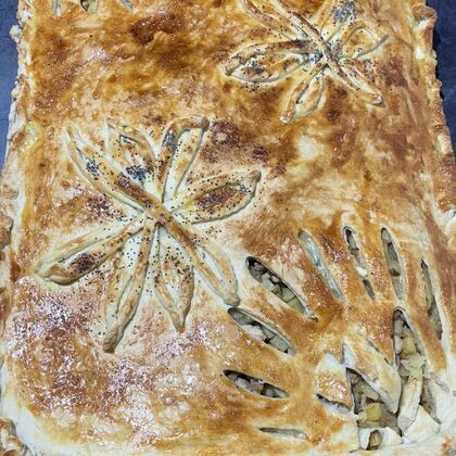 Большой пирог с  курицей и картофелем  из слоёного теста 30+персон.