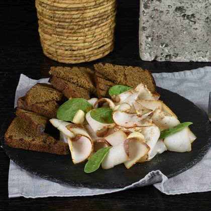 Маринованное сало с тостами