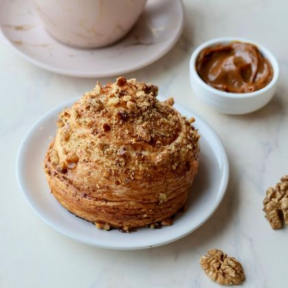 1. Круассан со Сгущенкой и Грецким Орехом