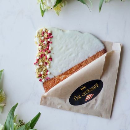 1. Флэт Круассан Малина Фисташка