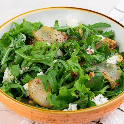 Салат с грушей и голубым сыром