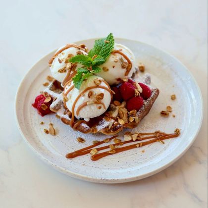 Бельгийская вафля с карамелью и мороженым