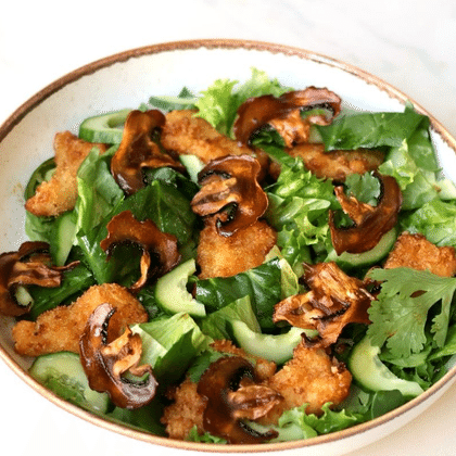 Салат с Хрустящим Цыпленком и Чипсами из Шампиньонов