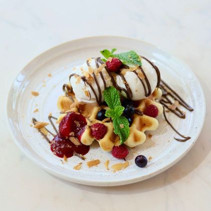 Бельгийская вафля с нутеллой и мороженым