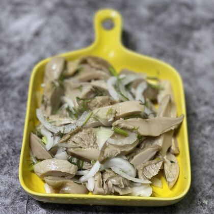 Грузди солёные с лучком и зеленью