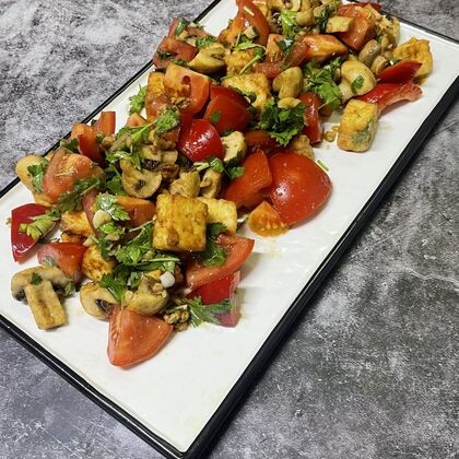 Грузинский салат с жареной брынзой и шампиньонами