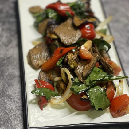 Салат из конины и овощей гриль