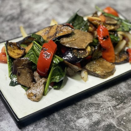 Салат из конины и овощей гриль