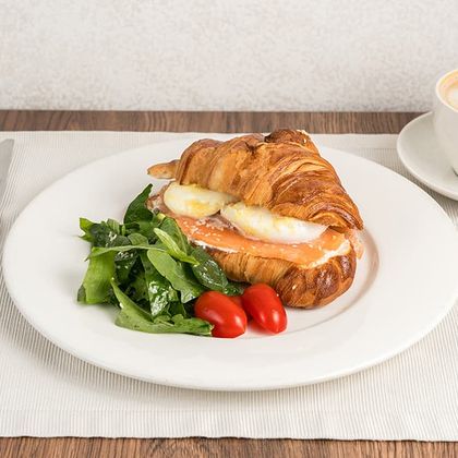 Croissant with stracciatella and turkey