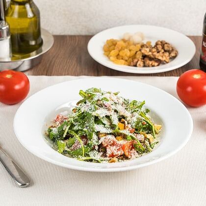 Салат с рукколой и гранатовым соусом
