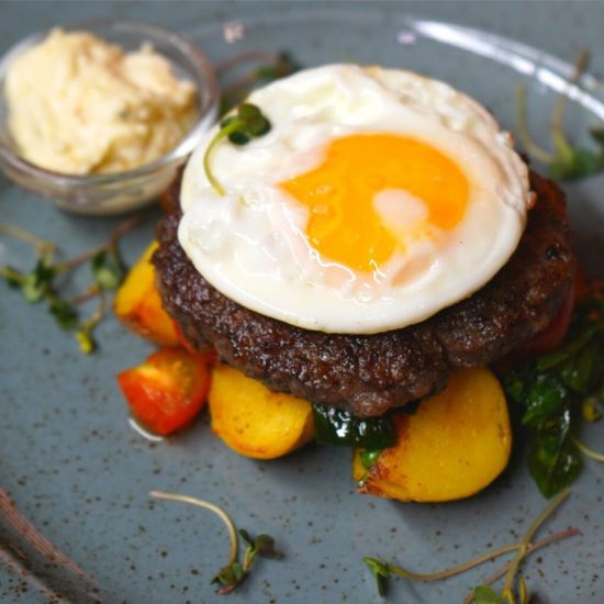 Бифштекс с глазуньей