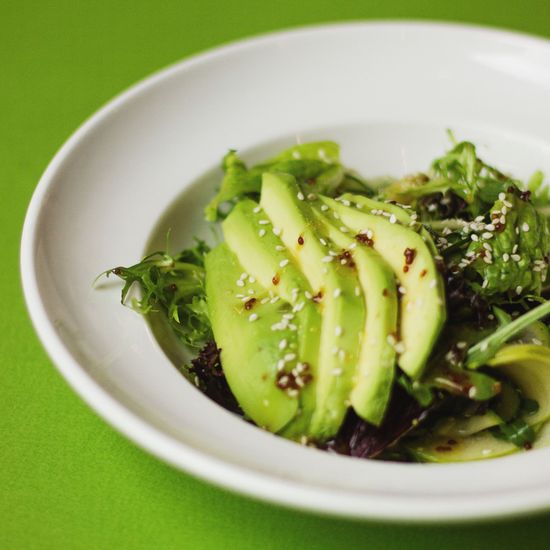 Зеленый салат с авокадо