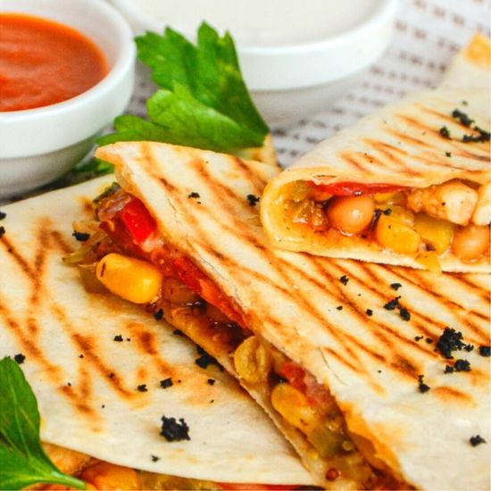 Кесадилья с цыплёнком и овощами