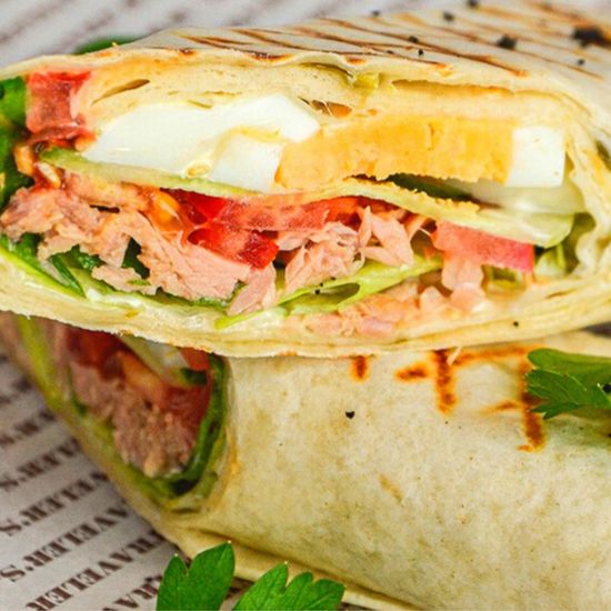 Ролл с овощами и тунцом