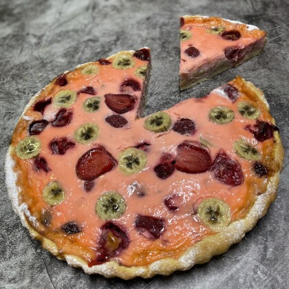 Пирог клубника,земляника,банан. На 10 персон.