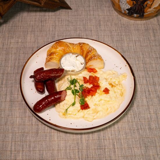 Скрэмбл с колбасами