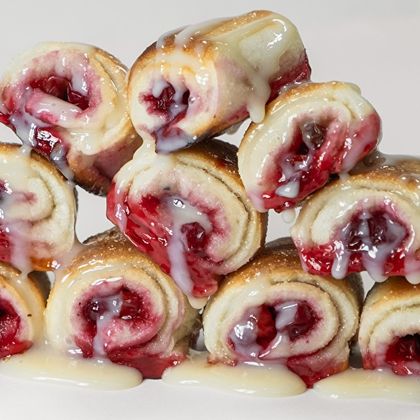 Рулетики с брусникой