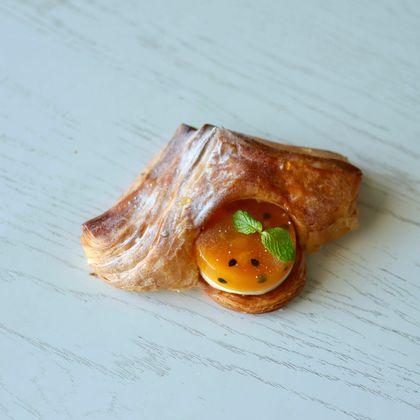 1. Уголок слоеный Манго-маракуйя