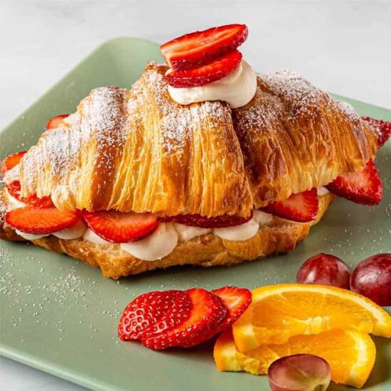 Круассан с ягодным джемом