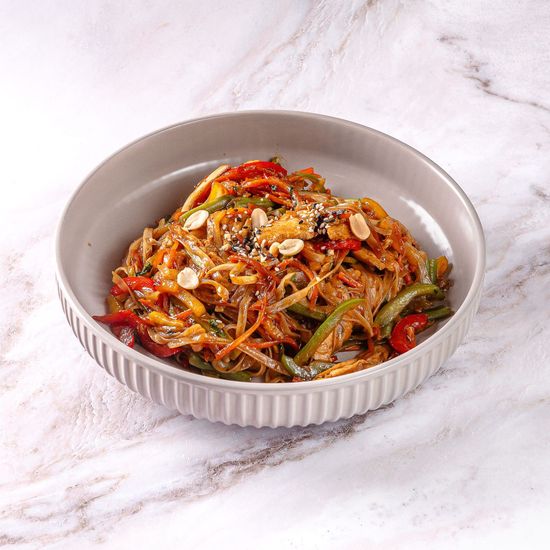 Удон с курицей и овощами