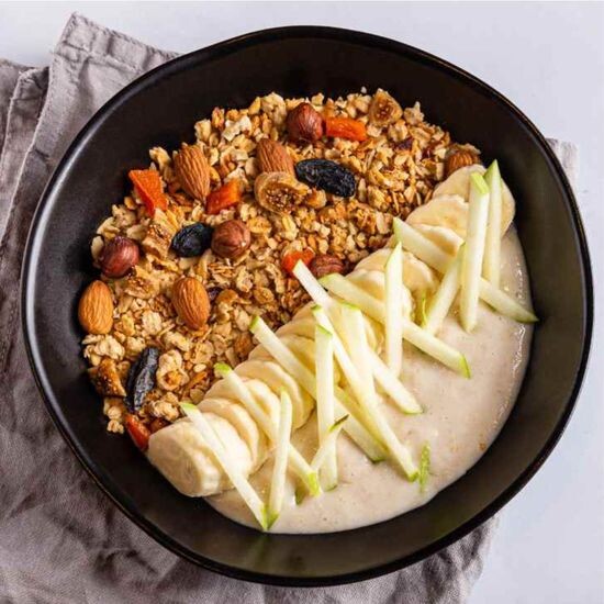 Овсянка с гранолой и бананом