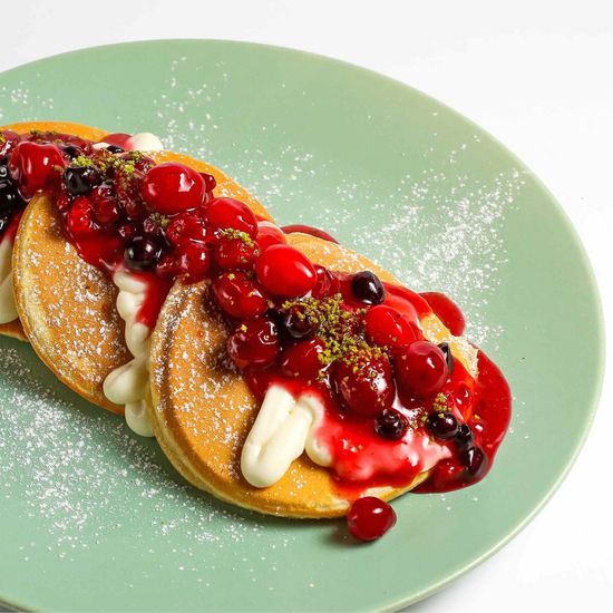 Панкейк с ягодным джемом