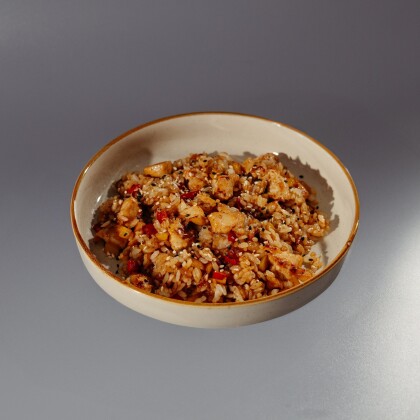 Жареный рис с курицей