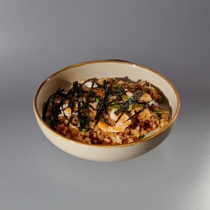 Жареный рис с креветками