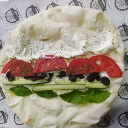 Свежевыпеченный хлеб с йогуртом и овощамии