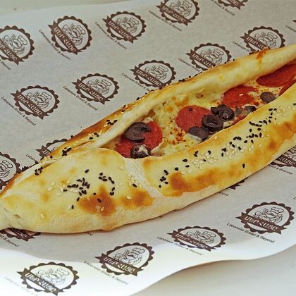 Пиде с сыром и пепперони