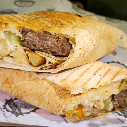 Сендвич с панрахашом и с говяжьей котлетой