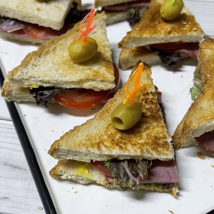 Сендвич фуршетный с копчёной телятиной. 16 шт.