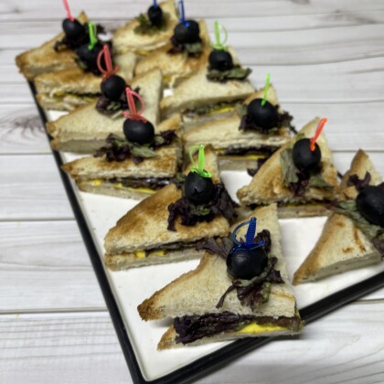 Сендвич фушетный с копчёной индейкой и сыром чеддер. 16 шт.