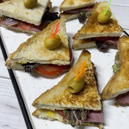 Сендвич фуршетный с копчёной телятиной. 8 шт.