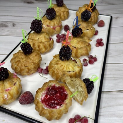 Профитроли ягодный микс. 10 шт.