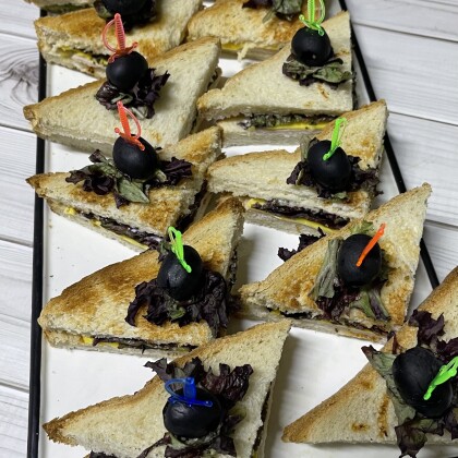 Сендвич фушетный с копчёной индейкой и сыром чеддер. 8 шт.