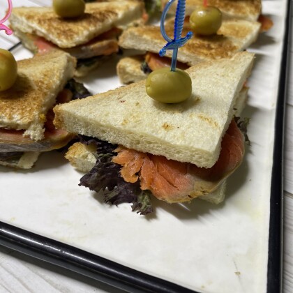 Сендвич фуршетный с подкопчёной кетой. 8 шт.