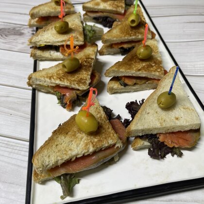 Сендвич фуршетный с подкопчёной кетой. 16 шт.