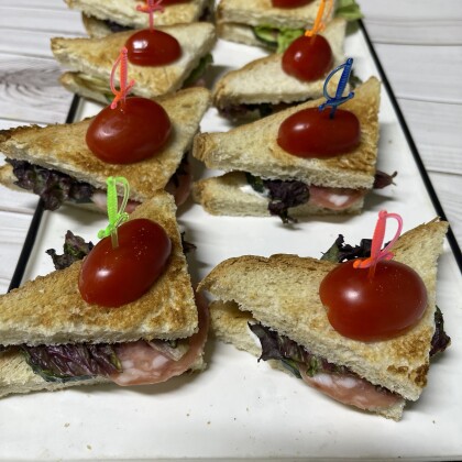 Сендвич фуршетный с копчёной колбасой чёризза. 8 шт.