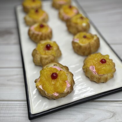 Профитроли с пюре из персика. 10 шт.