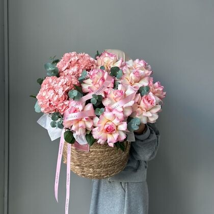 Гортензия + розы в кашпо