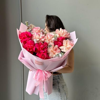 Раскидистый букет из роз