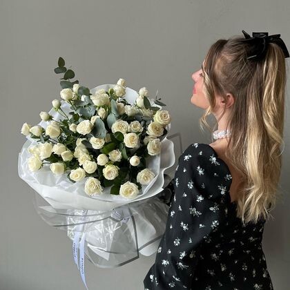 Нежнейший букет из белых роз