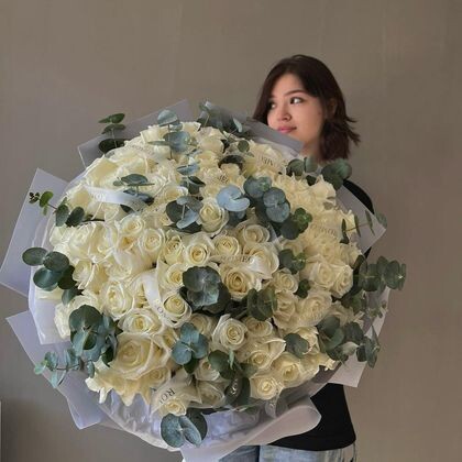 101 роза с эвкалиптом