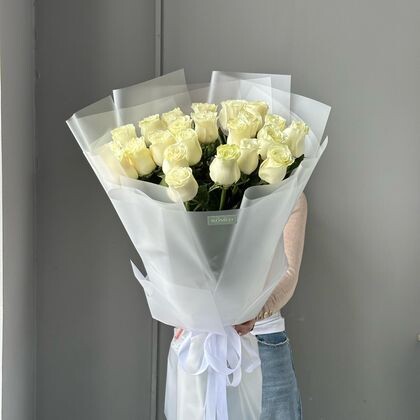 Белые метровые розы